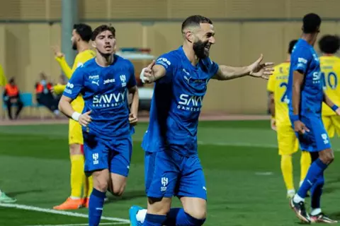 بنزيما يقود الهلال للفوز بثلاثية على الحزم في الدوري السعودي 